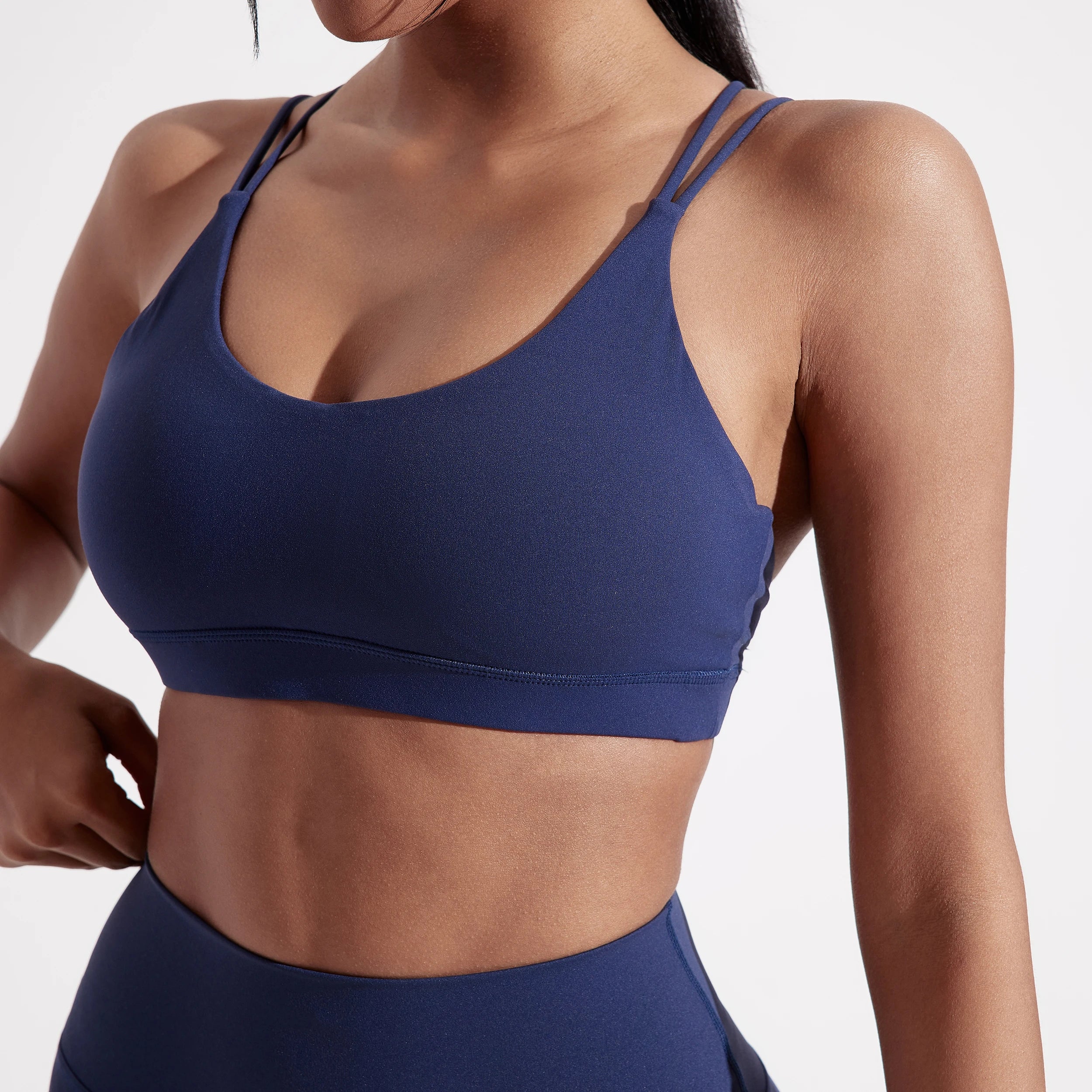 Sujetador de fitness cruzado de color sólido, suave, de alta resistencia, deporte ajustado para mujer